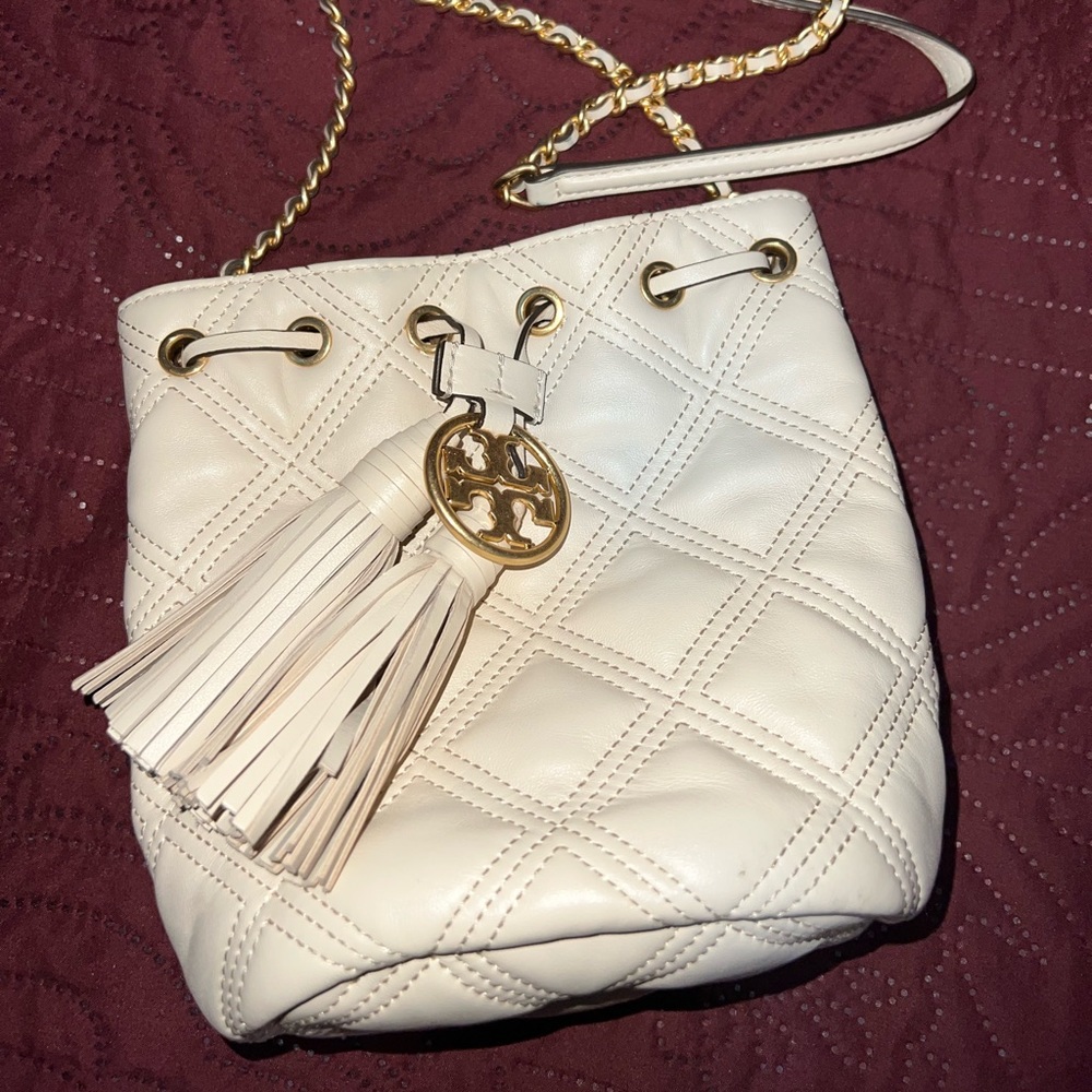 Tory burch mini cream crossbody. An elegant version of a classic bucket bag 🤍🤍